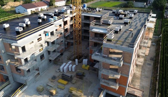 Wykonujemy pokrycie dachów i wstawiamy stolarkę okienną.